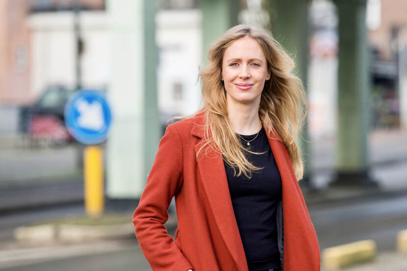 Portretfoto van Nanke Verloo op straat