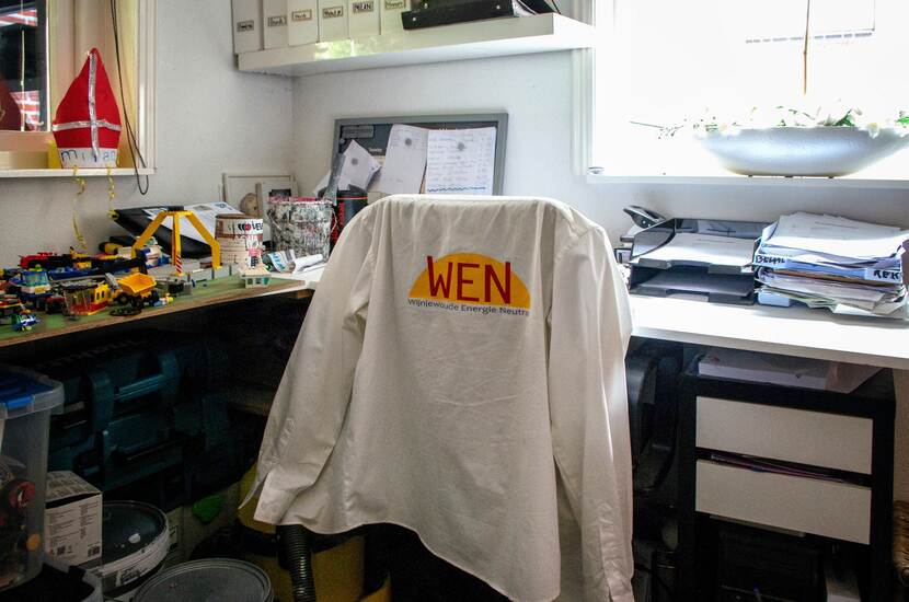 Vest met logo over bureaustoel