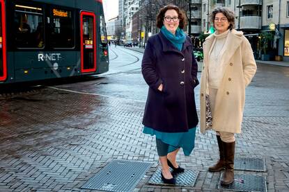 Een foto van Petra en Hiemstra en Eva Kuit met een Haagse tram op de achtergrond